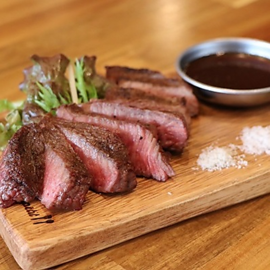 牛一頭から数kgだけ！最上級A5ランクの長崎和牛の赤身を、炭火で丁寧に焼き上げたRAKU自慢の逸品！！