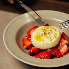 季節のフルーツとチーズの生ハムカプレーゼ