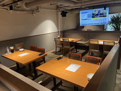 大画面のテレビの傍にお席がある為、スポーツ観戦などしながらジンギスカンや逸品料理を楽しくお腹いっぱいお食事ができ、お仕事でのご宴会などにもご利用いただけます。各テーブルは事故防止のためテーブルの足を床に固定していますので軽くぶつかった程度では動かないように設計しております。