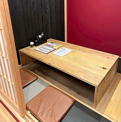 【掘りごたつ個室：4名様×7卓／5名様×1卓】プライベート空間でお食事を堪能少人数でのお集まりに最適な個室を完備。すべて個室のため周りを気にせず、お食事や会話をお楽しみいただけます。大切な方をもてなす接待や少人数での飲み会、観光で訪れた方にもゆっくりとおくつろぎいただけます。