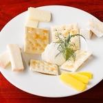当店メニューおすすめのひとつであるチーズの盛り合わせ4種です。ワインなどとともにご賞味ください