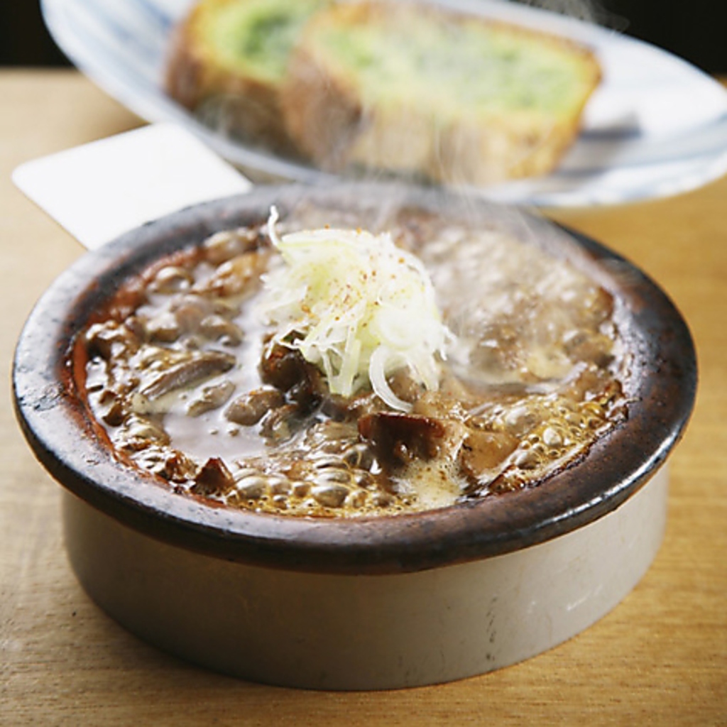 6時間以上かけてつくる「名物 煮込み」。ガーリックトーストに付けて召し上がってください。