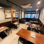 明るく開放的で広々とした店内は、おひとり様や初来店の方にもカジュアルにご利用いただける雰囲気♪