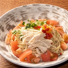 蒸し鶏とトマトの冷製パスタ