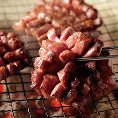 【炭火焼きで愉しむ熟成牛タン、国産ホルモンが充実！】