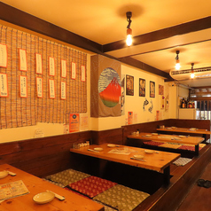 足を伸ばしてゆったりできる掘りごたつ席です。明るく和の雰囲気が漂う店内で寛ぎながらお食事やお酒をお楽しみください。