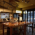 BISTRO SOBUの店内は、温かみのある木材を基調にしたカジュアルなデザイン。広々としたテーブル席ではゆっくりとお食事と会話をお楽しみいただけます。こだわりのメニューに舌鼓をうちながら、ゆったりとした時間をお過ごしください。