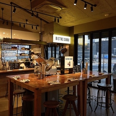 BISTRO SOBUの店内は、温かみのある木材を基調にしたカジュアルなデザイン。広々としたテーブル席ではゆっくりとお食事と会話をお楽しみいただけます。こだわりのメニューに舌鼓をうちながら、ゆったりとした時間をお過ごしください。