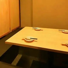 【掘りごたつ個室（4名様×4卓・6名様×1卓・10名様×1卓／最大40名様まで）】2名様からご利用可◎名様、10名様などご友人との定例会や部署飲み会などにぴったりのサイズ感のお部屋もございます。店舗入口近くには6名様までお過ごしいただける完全個室もご用意。半個室は、お繋ぎして最大40名様の大宴会も可能です。