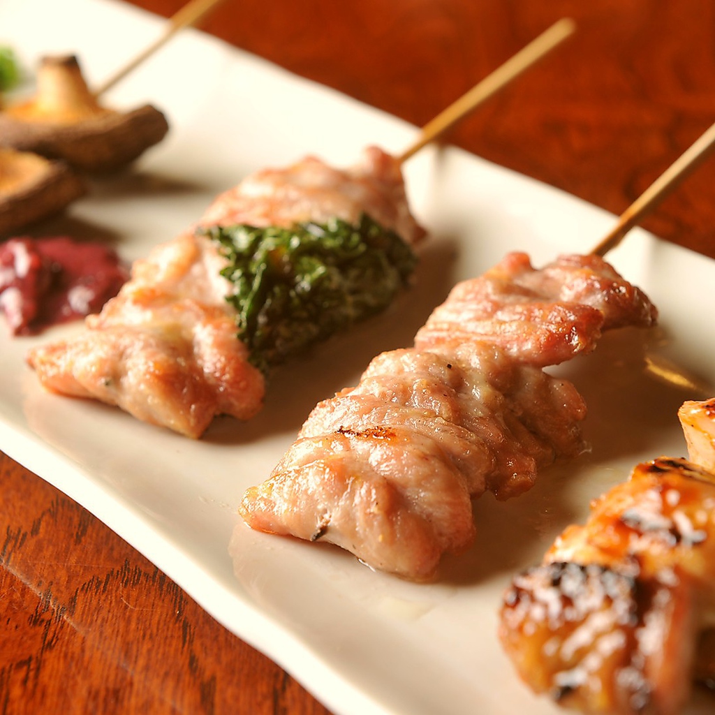 毎日、継ぎ足し続ける秘伝のタレ。この絶品タレを使用し、焼き上げた自慢の串焼きは必食です★