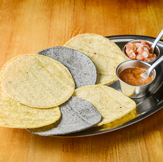 白、黄、青トウモロコシのトルティーヤセット（サルサ付き）