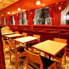 ガラス張りの開放的な店内で、お好きな店舗の料理を、お好きな席でお楽しみいただけます。