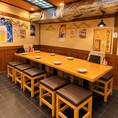 2名様～ご利用いただけるテーブル席は、合コン・女子会・誕生日等の様々なシーンにおすすめです。当店ではお得な宴会コースを種類豊富にご用意しております。居酒屋定番メニューから海鮮まで楽しめる自慢の料理を是非ご利用ください！【新橋 宴会 居酒屋 個室 日本酒 貸切 刺身 飲み放題 鍋 】