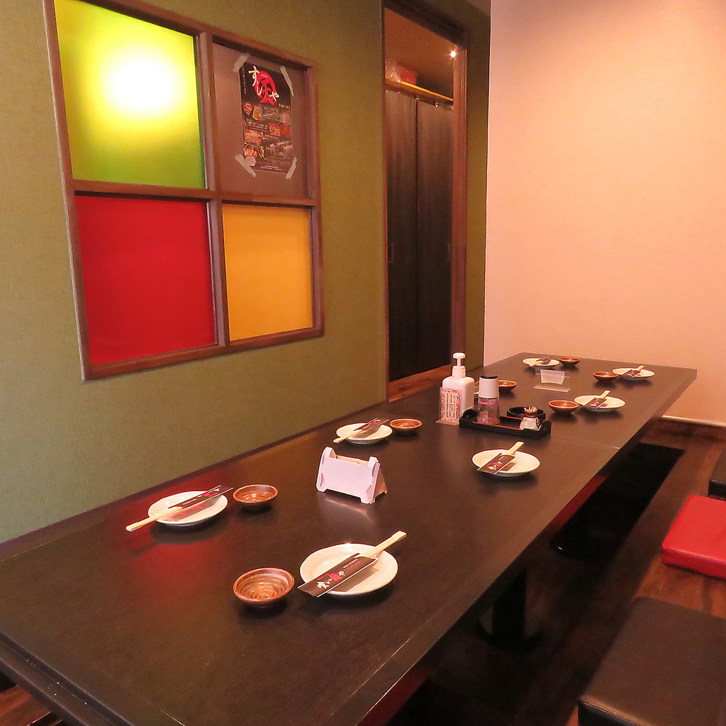 1階の個室は最大10名様まで可能なテーブル席、大人数の宴会も可能なお席など各種ご用意しております!