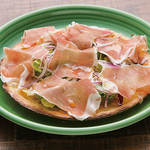 人気メニュー♪　生ハムのサラダピッツァ♪