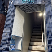 路地に入って右の青いタイルが目印。ご来店お待ちしております。