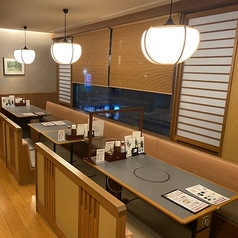 広々とした店内落ち着いたテーブル席です。人数に応じてお席をご用意いたします。※系列店の画像です。