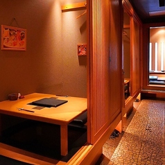 2名様専用の掘りごたつ個室は、デートやご夫婦でのお食事にぴったりな空間です◎。狭さを感じさせない落ち着いたインテリアで、ゆったりとお過ごしいただけます。お二人だけの特別な時間を過ごせる完全個室で、まろやかな赤酢のシャリが特徴の江戸前寿司を囲みながら、贅沢なひとときをどうぞ♪