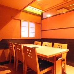 【テーブル席：5～6名様】5名様から6名様でご利用いただける、落ち着いた雰囲気の完全個室。大切な取引先を招いての接待や、大切な方の誕生日などのお祝いの場に最適。周囲を気にせず、自慢の熟成肉と旬の海鮮を心ゆくまでお楽しみください。上質なひとときを演出いたします。