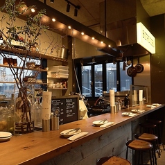 BISTRO SOBUは、木の温もりが感じられるカジュアルな内装が魅力。オープンキッチンのカウンター席では、料理のパフォーマンスを楽しみながら、居心地の良いひとときをお過ごしいただけます。お一人様やサク飲みも大歓迎です！