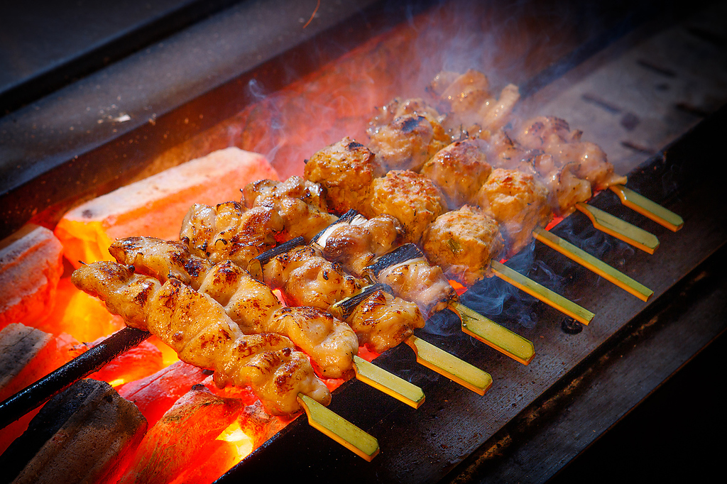 本格炭火で焼いている、だから美味しい！職人が1本1本丁寧に焼き上げます。