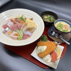 海鮮丼とアジフライをご一緒にご堪能いただけます。