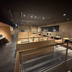 【広々としたテーブル席】大きな鉄板が特徴のテーブル席は友人やご家族でのご利用にぴったり◎料理が焼きあがるのを待つ時間もみんなで過ごせば特別なひとときになります。