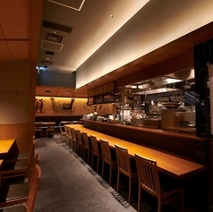お一人様でのご来店も心より歓迎いたします！仕事帰りのサク飲みや、親しい方とのカジュアルなデートに最適なカウンター席です。目の前で調理の様子を眺めながら、愛媛の地酒と一品料理をお楽しみください♪