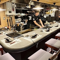 目の前で焼き上がる臨場感を楽しめるのが魅力。