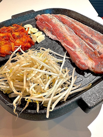 韓国料理の定番！ジューシーに焼き上げる「サムギョプサル」の写真