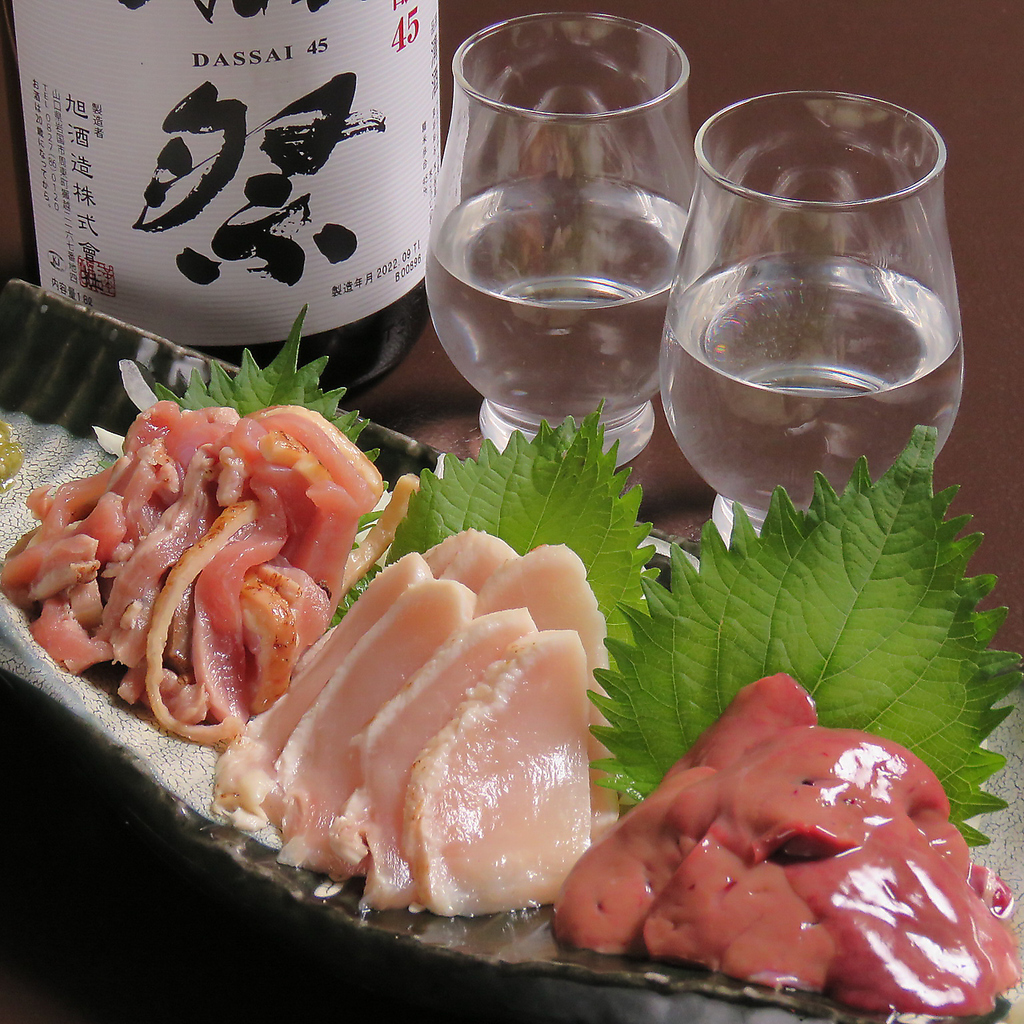 一番人気の鳥刺し三点盛り！低温調理鶏レバーと薩摩鶏タタキを是非！