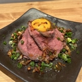 料理メニュー写真&nbsp;毎日店内調理！マウンテンローストビーフ（卵黄載せ）