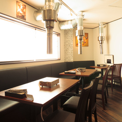 落ち着いた雰囲気のテーブル席は、ゆったりと焼肉をお楽しみいただける空間です。大切な方とのデートやご家族での食事会、接待など、様々なシーンでご利用ください。