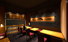 磯の香り漂う店内。少人数グループの宴席にどうぞ。2時間飲み放題付き6000円からのコースをご用意。素材の味わいを十二分に表現した美食を堪能できるコースです。