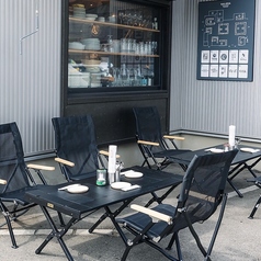 ガレーラフードマーケット立川にあるBISTRO SOBUは、ウッディな内装が心地よいカジュアルな雰囲気。天気の良い日はテラス席がオススメです◎開放的な空間で、明るい時間からこだわりの料理とナチュールワインを味わうことが出来ます。