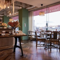 店内は植物も飾られおしゃれな雰囲気♪