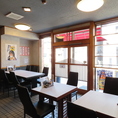 ぬくもりを感じさせる暖かみのある店内はご友人やご家族で気兼ねなくご来店ください。