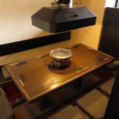 デートに最適なテーブルもご用意しております♪3名まで座れるようになっておりますので、2名様の場合はゆったりと過ごせます♪※3名様の場合はお席が狭くなります。深夜まで営業していますので、夜遅くでもご利用ください！