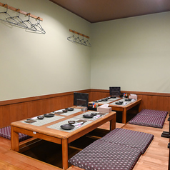 足を伸ばしてゆったりと寛げる掘りごたつ席をご用意しております。少人数でのお食事はもちろん、お席を連結することでグループでのご宴会にも対応可能◎会社の飲み会やご家族でのお食事など、さまざまなシーンにおすすめです。自慢の手作り料理と美味しいお酒を囲みながら、心温まるひとときをお楽しみください。