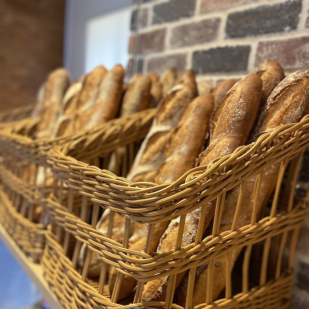 店内で一から作り焼き上げる香ばしい香りの特製パンは、アラカルト時もコース時もおかわり自由です！