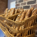 店内で一から作り焼き上げる香ばしい香りの特製パンは、アラカルト時もコース時もおかわり自由です！