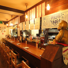 並んで座って語りながら食事が楽しめるカウンター席はお一人様はもちろん、会社帰りのサク飲みや女子会、気兼ねない友人同士の飲み会などに最適◎