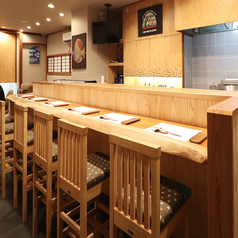 当店は駅からも近い立ち寄りやすいお店です。お一人様でも利用しやすいカウンター席は6席ご用意しております。お仕事帰りやすきま時間にふらっと過ごすのはいかがでしょうか。日常を忘れてちょっとしたしゃれた大人の時間をお過ごしいただけます。美味しい料理と堪能できる当店で楽しい時間を過ごしませんか。