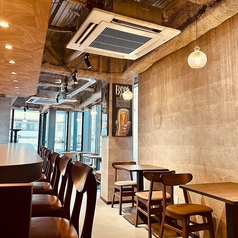 目の前で繰り広げられる鉄板焼きのライブパフォーマンス。シェフが焼き上げる音や香りを間近に感じながら、臨場感あふれる食事の時間をお楽しみいただけます。おひとり様はもちろん、デートや少人数でのご利用にもおすすめです。料理が出来上がる過程を眺めながら、五感で味わう贅沢なひとときをどうぞ。