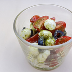 一口サイズのモチモチのモッツァレラチーズを使用したカプレーゼ風サラダは、ワインとの相性が抜群！