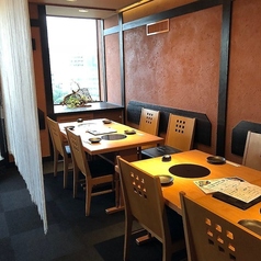 【テーブル席：7～8名様】7名様から8名様のグループでのお集まりに居心地抜群の半個室。温かみのある照明と和の趣あふれる空間が、宴会のムードをさらに和やかな雰囲気に演出してくれます。ご家族やご友人のお祝いや会社宴会などのお集まりにおすすめです。