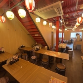活気ある元気なスタッフと賑やかな店内で、お祭り騒ぎのような楽しい宴会を全力で盛り上げます!大人数での貸切パーティーの際も、店内の一体感を楽しめる距離感が魅力の空間です。美味しい串カツを片手に楽しいひと時をどうぞ!
