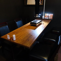 落ち着いた雰囲気の店内には4名がけテーブルを4卓ご用意。ゆとりある配置でリラックスして過ごせ、宴会・誕生日・ちょい集まり、全部まとめてお任せ♪カルビもタンもハラミも、最高の状態で提供します。