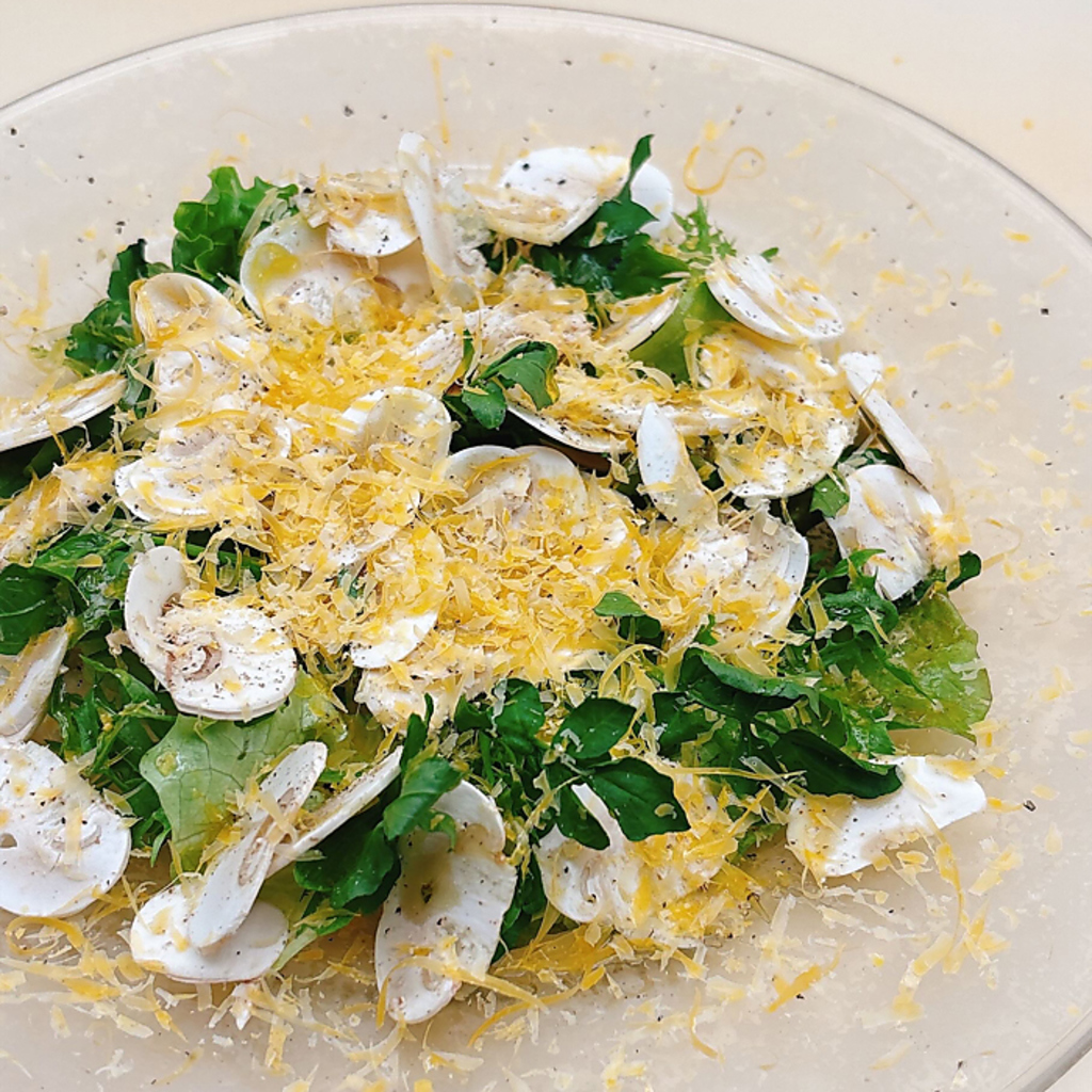 生のマッシュルームをスライスした、「マッシュルームのサラダ」。シンプルな味付けでお酒がすすむ◎