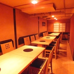 【テーブル席：15～20名様】中規模の集まりに最適な、15名様から最大20名様までご案内可能な、広々としたお部屋をご用意。テーブル席のため、食事中の移動もしやすく会話も弾みます。ご法要や会社宴会など、幅広い用途でご利用ください。一体感のある宴をしっかりとサポートいたします。